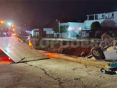 Una vez m&aacute;s, cae un veh&iacute;culo a dren pluvial