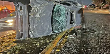 Atropella a motorista y acaba volcando