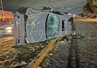 Atropella a motorista y acaba volcando
