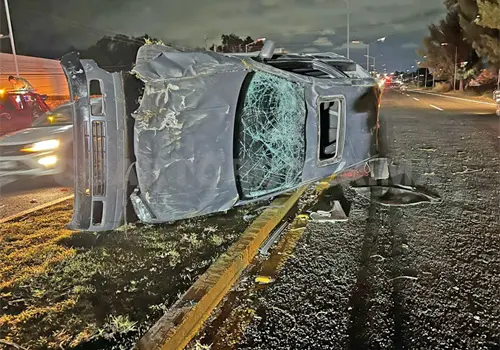 Atropella a motorista y acaba volcando