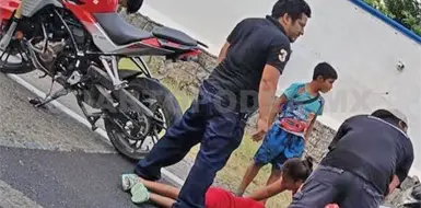 Choca por alcance y lesiona a motociclista