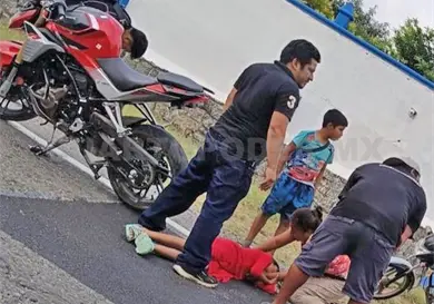 Choca por alcance y lesiona a motociclista