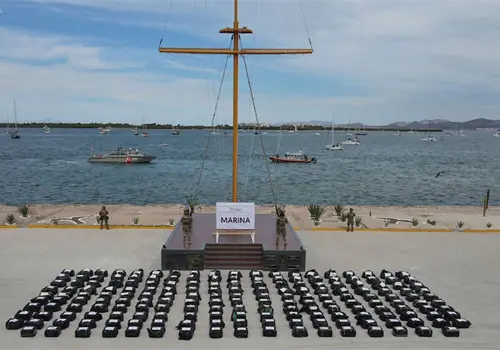 Marina y Guardia Costera de EE. UU. aseguran embarcaci&oacute;n