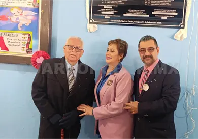 Develan placa por aniversario escolar