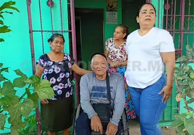 Pareja adulta mayor recupera vivienda