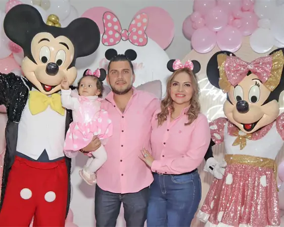 Georgina y su primera fiesta Georgina y su primera fiesta