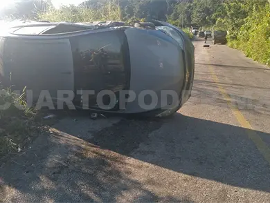 Se salvan de milagro tras chocar y volcar Se salvan de milagro tras chocar y volcar