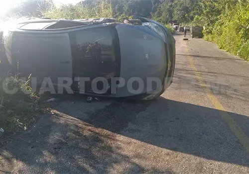 Se salvan de milagro tras chocar y volcar