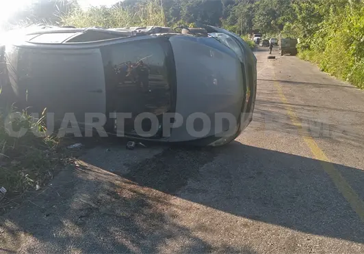 Se salvan de milagro tras chocar y volcar