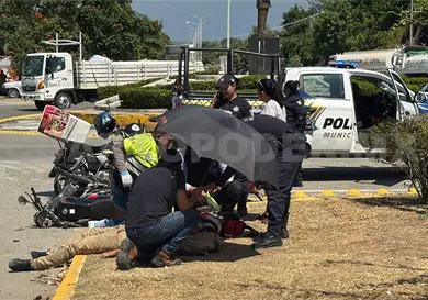 Camioneta lo embiste y lo deja fracturado