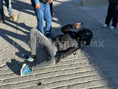 Acaba con golpes al evitar arrollar a un transeúnte Acaba con golpes al evitar arrollar a un transeúnte