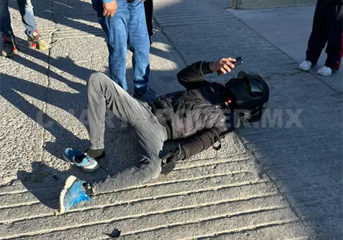 Acaba con golpes al evitar arrollar a un transe&uacute;nte