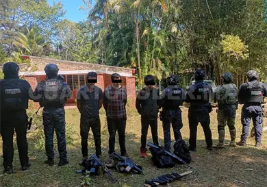 Detienen a tres y aseguran arsenal