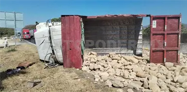 Queda recostado volteo cargado con piedras
