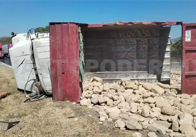 Queda recostado volteo cargado con piedras