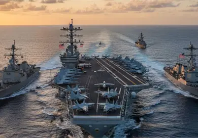 Chocan dos buques de guerra de EUA durante maniobra Chocan dos buques de guerra de EUA durante maniobra