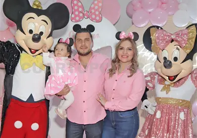 Georgina y su primera fiesta Georgina y su primera fiesta