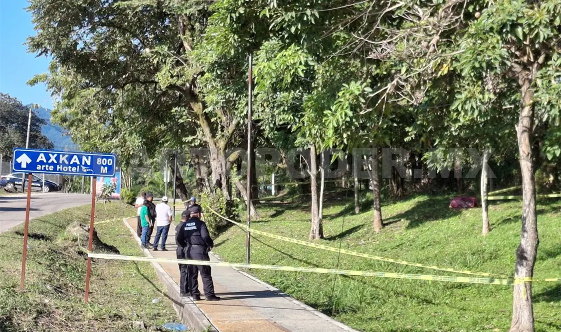 Acordonaron el área mientras peritos realizaban el levantamiento del cadáver e iniciaban las diligencias. Genaro Sánchez / CP