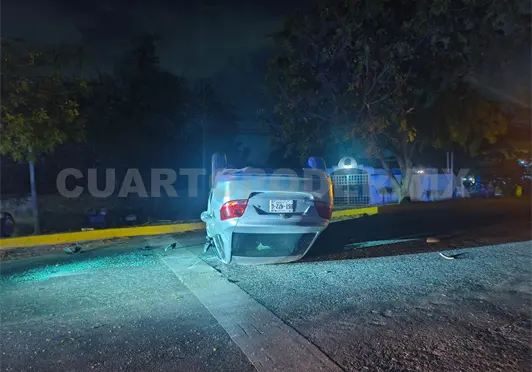 Vuelca automóvil sobre la calzada Emiliano Zapata Vuelca automóvil sobre la calzada Emiliano Zapata