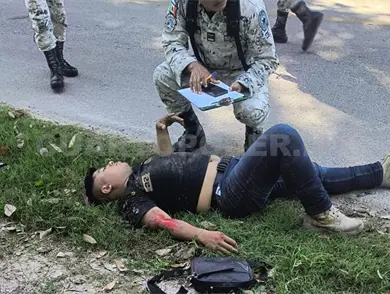 Derrapa en carretera al perder el control