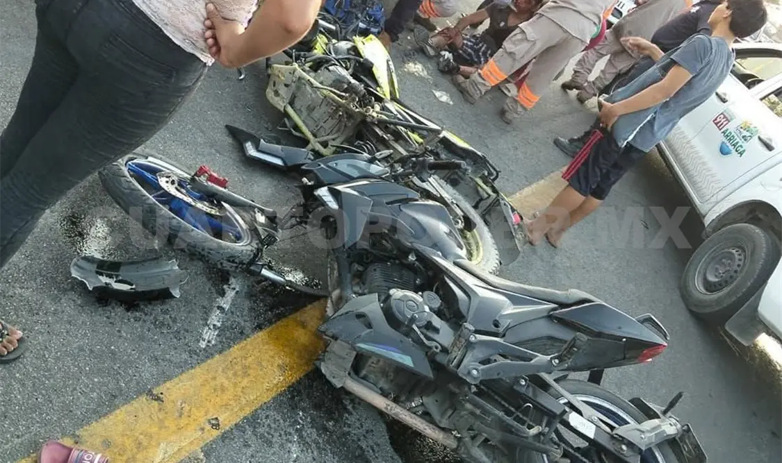 Las dos motocicletas presentaron severos daños por el impacto frontal sobre la carretera Panamericana. Cortesía