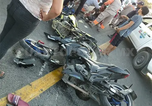Motocicletas chocan de frente en la Panamericana