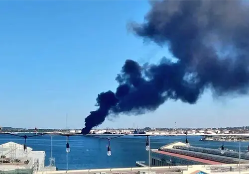 Controlan incendio en refinería de petróleo Controlan incendio en refinería de petróleo