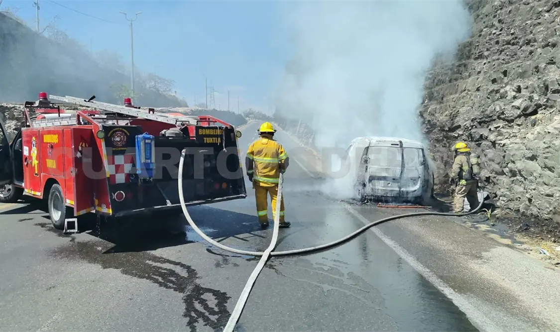 El conductor logró ponerse a salvo y solicitó la ayuda a los cuerpos de socorro. Ulises Villalobos / CP