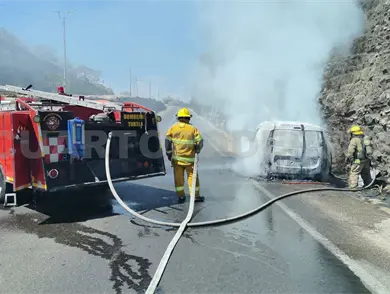 Se incendia furgoneta en el libramiento Norte