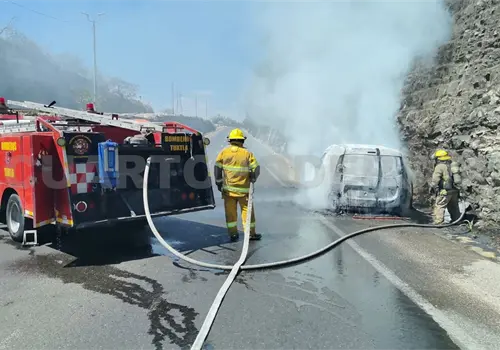 Se incendia furgoneta en el libramiento Norte Se incendia furgoneta en el libramiento Norte
