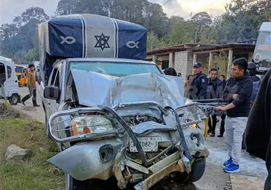No logra frenar a tiempo y destroza una pick up No logra frenar a tiempo y destroza una pick up