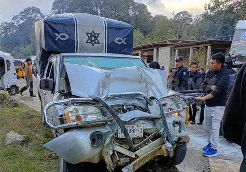 No logra frenar a tiempo y destroza una pick up No logra frenar a tiempo y destroza una pick up