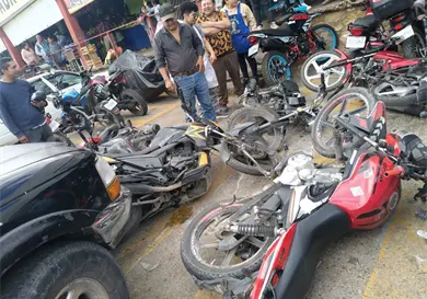Camioneta le hace "chuza" a 7 motos