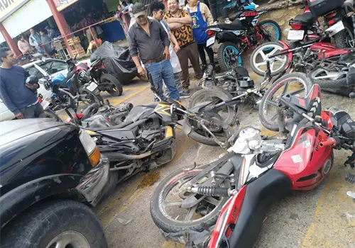 Camioneta le hace "chuza" a 7 motos Camioneta le hace "chuza" a 7 motos