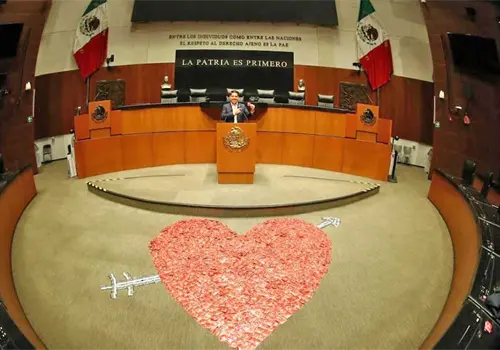 Morenista instala corazón con dos mil condones Morenista instala corazón con dos mil condones