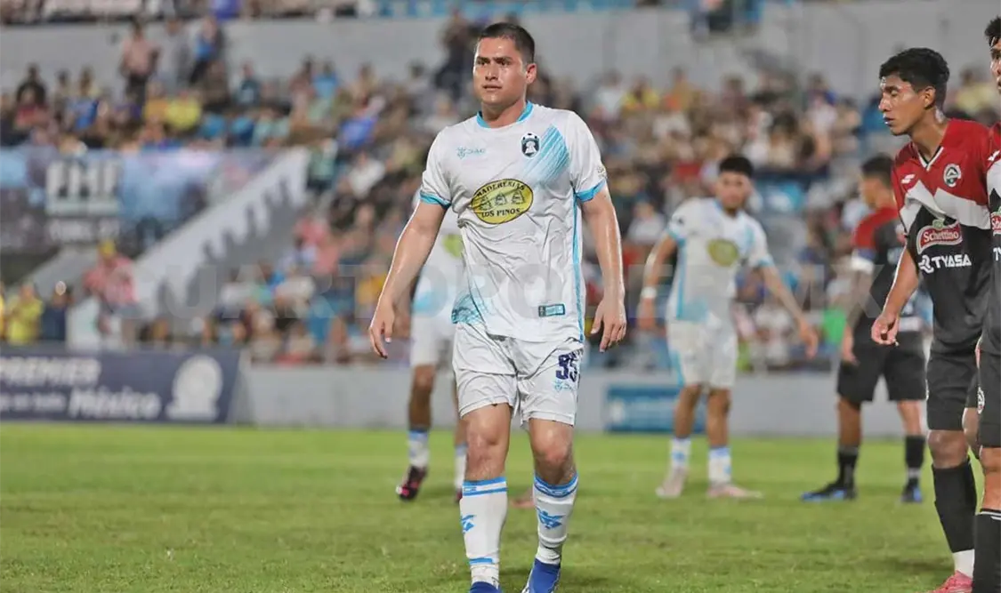 Logró debutar en el Futbol profesional con la camiseta de Chifut, dirigido por su padre, Daniel Mora. Cortesía