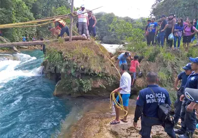 Cae mujer a los r&aacute;pidos de un r&iacute;o