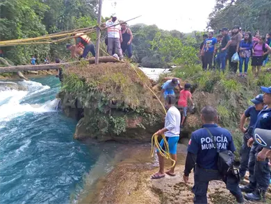 Cae mujer a los r&aacute;pidos de un r&iacute;o