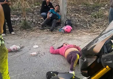 Impacta autom&oacute;vil a pareja en motocicleta