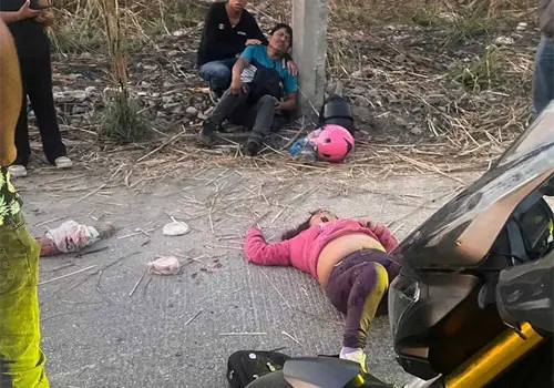 Impacta autom&oacute;vil a pareja en motocicleta