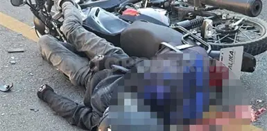 Cami&oacute;n invade carril y mata a motorista