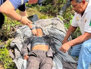 Se precipita a barranco; lo rescataron con vida