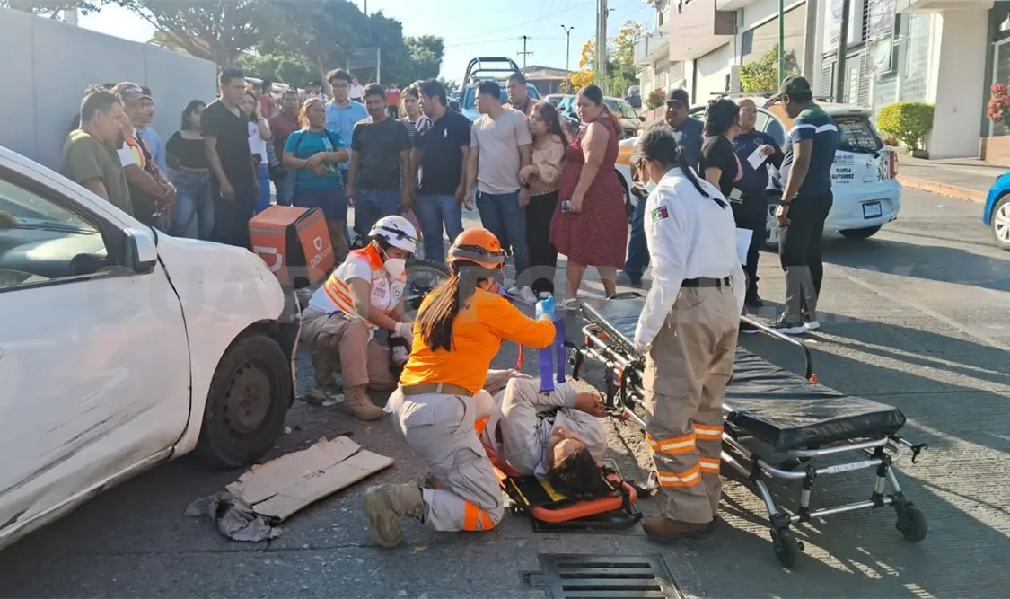 Debido al corte de circulación, el motociclista no pudo controlar su unidad y se estampó en un March. Ulises Villalobos / CP