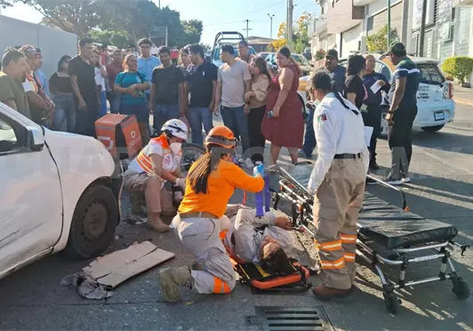 Le cortan el paso y acaba con fractura expuesta