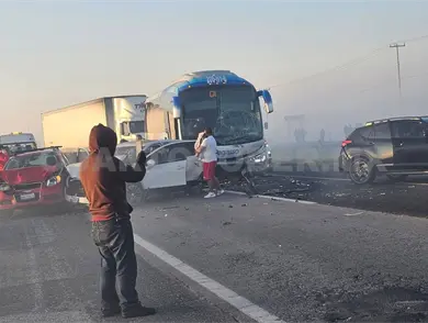 Neblina causa carambola masiva; tres fallecidos
