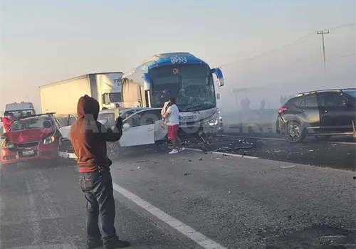 Neblina causa carambola masiva; tres fallecidos Neblina causa carambola masiva; tres fallecidos