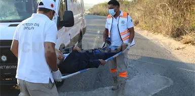 Mototaxi vuelca; hay dos heridos Mototaxi vuelca; hay dos heridos