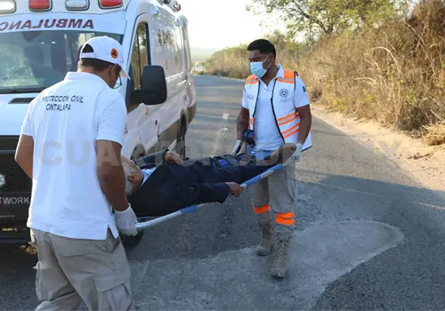 Mototaxi vuelca; hay dos heridos