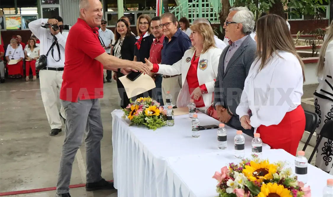 Al finalizar, las autoridades presentes entregaron reconocimientos a los exalumnos. Diego Pérez / CP