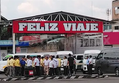 Choferes realizan plant&oacute;n en la TCR